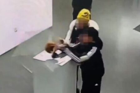 中国の展示会で、子供がうっかり金の冠を壊してしまう【動画】