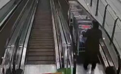 ロシアのスーパーでカートが女性客に激突、体が飛ばされる【動画】