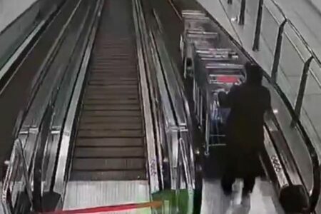 ロシアのスーパーでカートが女性客に激突、体が飛ばされる【動画】