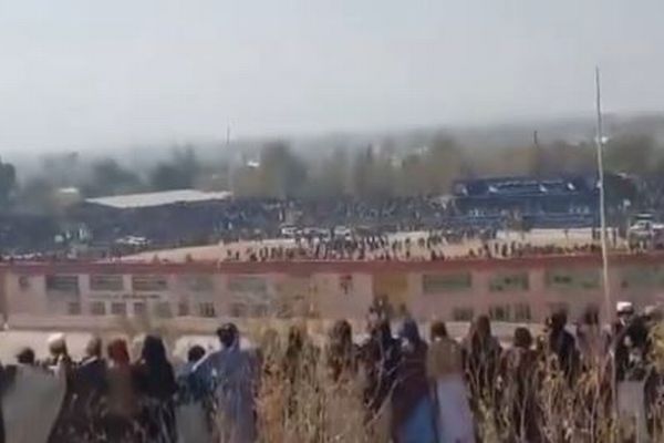 アフガンで公開処刑、13歳の少年が家族を殺した犯人を射殺