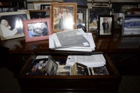 エプスタイン・ファイルからトランプ氏の写真を削除、猛烈な批判と激しい怒り