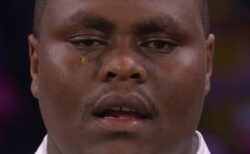 ダーツの世界大会で、ケニア人選手の顔にハチがとまる【動画】