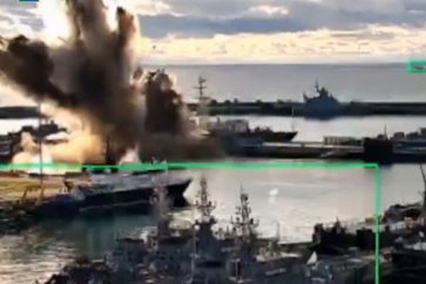 ウクライナ軍が水中ドローンを使い、ロシア軍の潜水艦を攻撃【動画】