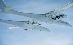 世界最大の飛行機がカリフォルニア州の上空に出現、住民もびっくり【動画】