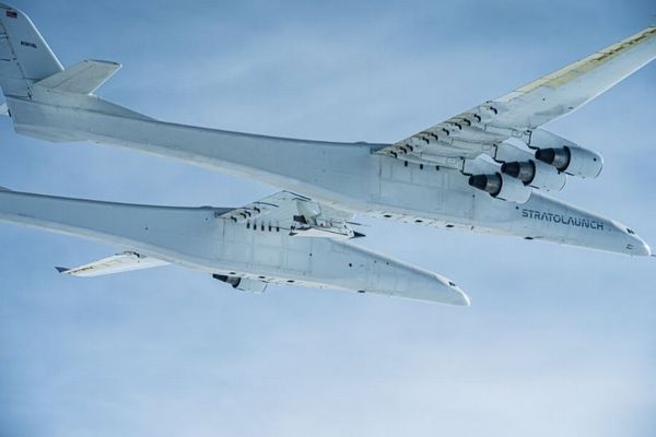 世界最大の飛行機がカリフォルニア州の上空に出現、住民もびっくり【動画】