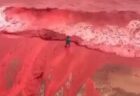 激しい雨の影響で、ペルシャ湾の海が血のように赤く染まる【動画】