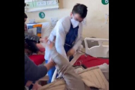 前代未聞！インド人の医師が患者に対し、激しい暴行を加える【動画】
