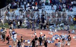 メッシ選手のインドツアーでファンが暴徒化、椅子やボトルを投げ入れる