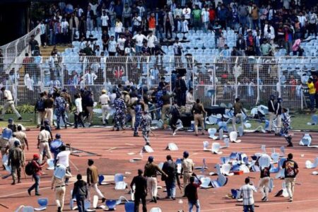 メッシ選手のインドツアーでファンが暴徒化、椅子やボトルを投げ入れる