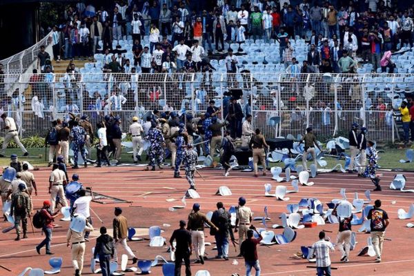 メッシ選手のインドツアーでファンが暴徒化、椅子やボトルを投げ入れる