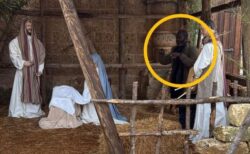 逃走中の男、キリスト降誕の再現模型に入り、4人目の三賢者のふりをする