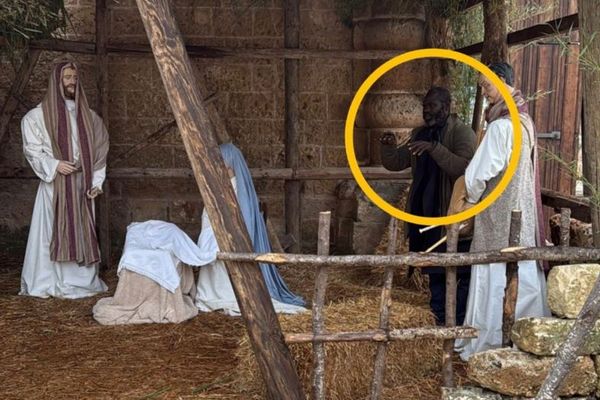 逃走中の男、キリスト降誕の再現模型に入り、4人目の三賢者のふりをする