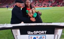 英の女性司会者、女子サッカーの中継中に倒れる、ウイルス感染の可能性【動画】