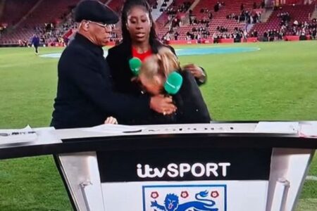 英の女性司会者、女子サッカーの中継中に倒れる、ウイルス感染の可能性【動画】