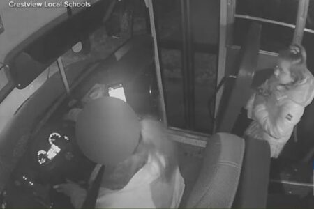 子供たちがスクールバスの運転手の異変に気付き、素早く対処、命を救う