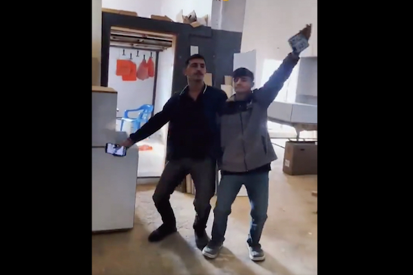 15才の大工見習い、高圧空気のホースを直腸に入れられ死亡、やった先輩は「ふざけていた」と主張