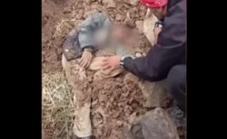 誘拐後、生き埋めにされたシリアの少年が掘り出される