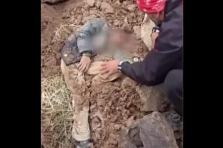 誘拐後、生き埋めにされたシリアの少年が掘り出される