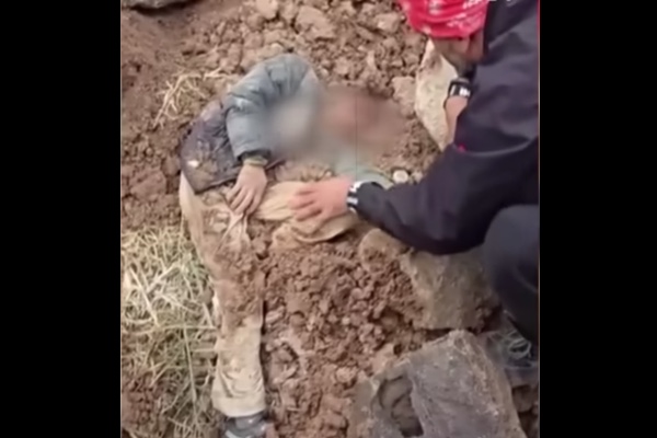 誘拐後、生き埋めにされたシリアの少年が掘り出される