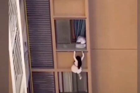 10階の窓からぶら下がる女性を発見、不倫相手の妻から命がけで逃げる愛人だった