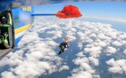 スカイダイビングでパラシュートが飛行機に絡まり、高度4500mで宙吊りに