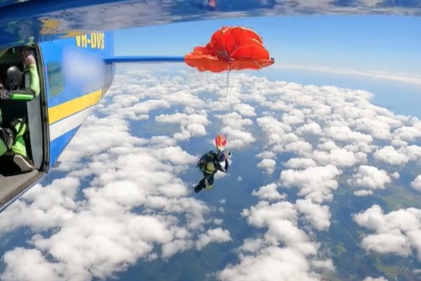 スカイダイビングでパラシュートが飛行機に絡まり、高度4500mで宙吊りに