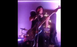 ロックシンガーがマイクを持った瞬間に感電、シャウトしつつ卒倒