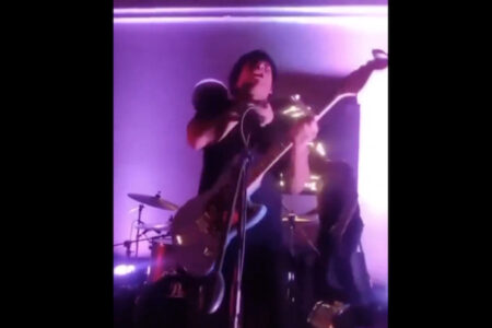 ロックシンガーがマイクを持った瞬間に感電、シャウトしつつ卒倒