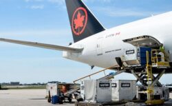 貨物室に地上職員が閉じ込められたまま、旅客機が滑走路へ向かう