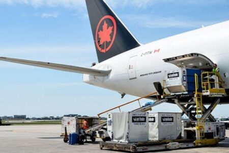 貨物室に地上職員が閉じ込められたまま、旅客機が滑走路へ向かう