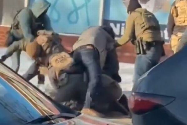 ミネアポリスで移民捜査官が男性を射殺、銃を奪った後に発砲か?