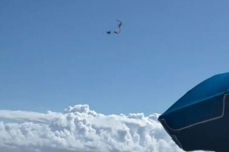 フロリダ州の海で、150mの高さからパラグライダーが墜落【動画】