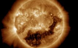 太陽のコロナ質量放出により、地球で強力な磁気嵐が起きる可能性