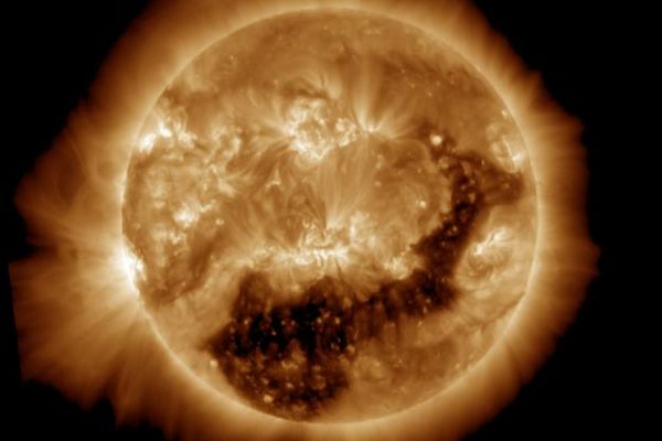 太陽のコロナ質量放出により、地球で強力な磁気嵐が起きる可能性