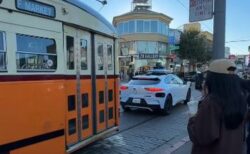 自動運転車の「Waymo」が動かなくなり、路面電車の道をふさぐ【動画】