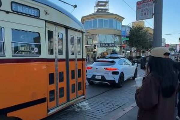 自動運転車の「Waymo」が動かなくなり、路面電車の道をふさぐ【動画】