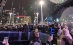 何百人もの人々が騙され、予定のない新年の花火大会に集まってしまう【イギリス】