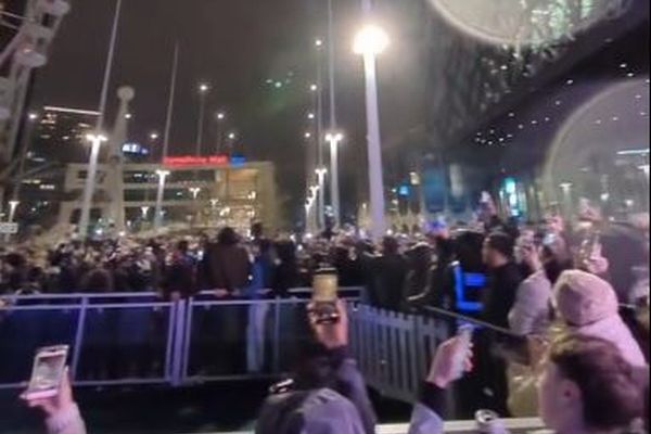 何百人もの人々が騙され、予定のない新年の花火大会に集まってしまう【イギリス】