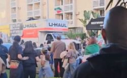 ロサンゼルスで行われた反イラン政府デモ、トラックが群衆に突っ込む【動画】