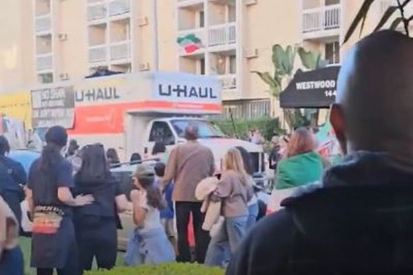 ロサンゼルスで行われた反イラン政府デモ、トラックが群衆に突っ込む【動画】