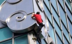 米のロッククライマーが、超高層ビル「台北101」を登りきる