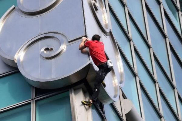 米のロッククライマーが、超高層ビル「台北101」を登りきる