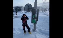 カムチャツカ半島、過去60年間で最大の降雪、雪が玄関を塞ぐ