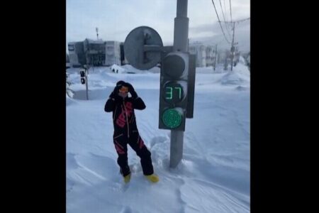 カムチャツカ半島、過去60年間で最大の降雪、雪が玄関を塞ぐ