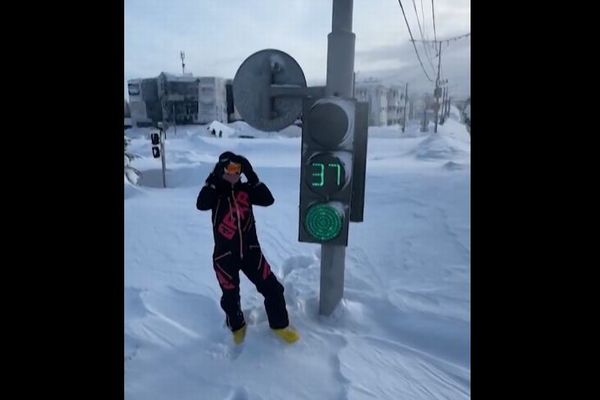 カムチャツカ半島、過去60年間で最大の降雪、雪が玄関を塞ぐ