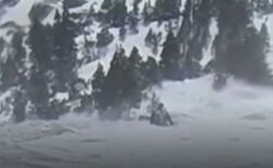 雪崩が発生し、斜面の一部が崩落、1人の男性が流される【動画】