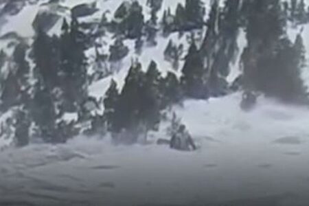 雪崩が発生し、斜面の一部が崩落、1人の男性が流される【動画】