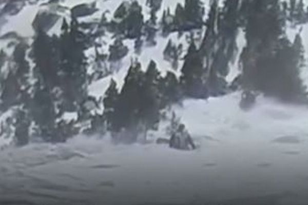 雪崩が発生し、斜面の一部が崩落、1人の男性が流される【動画】