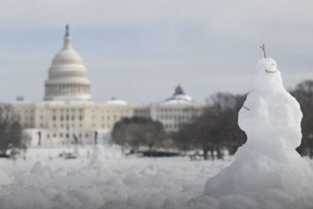 アメリカを襲った冬の嵐で42人が死亡、80万世帯が停電に見舞われる