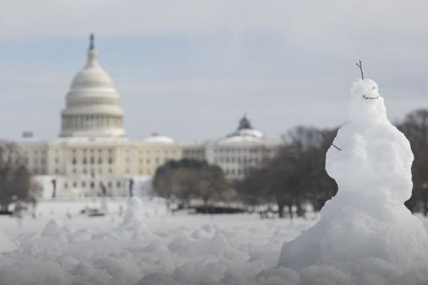 アメリカを襲った冬の嵐で42人が死亡、80万世帯が停電に見舞われる